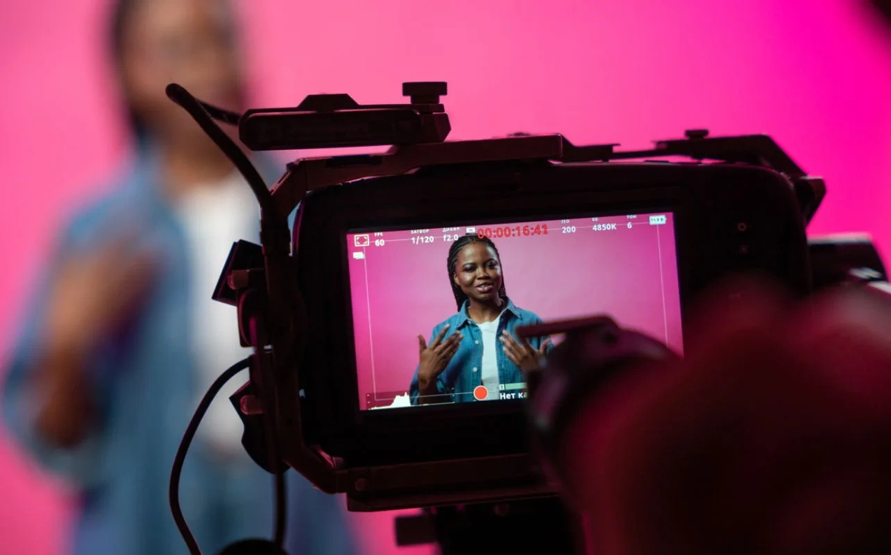 自媒体内容创作者在工作室进行视频拍摄